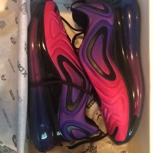 Nike women’s Air Max 720